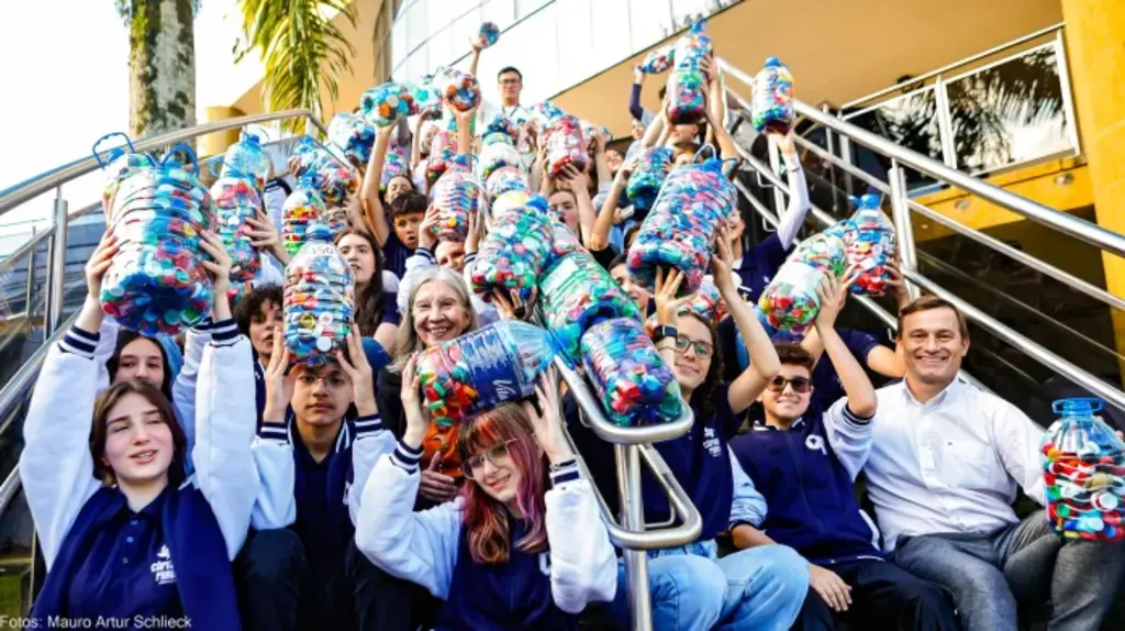 Escola do Legislativo entrega 200 mil tampinhas à ONG Patinhas Carentes Joinville