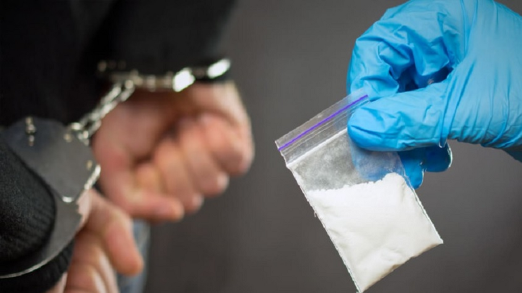 Imagem iStock - Homem é flagrado com cocaína durante patrulhamento da PM no Centro de Imaruí