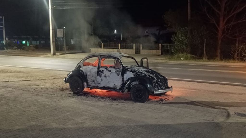 Foto: Reprodução Internet - Fusca pega fogo durante a madrugada na SC-434, em Garopaba