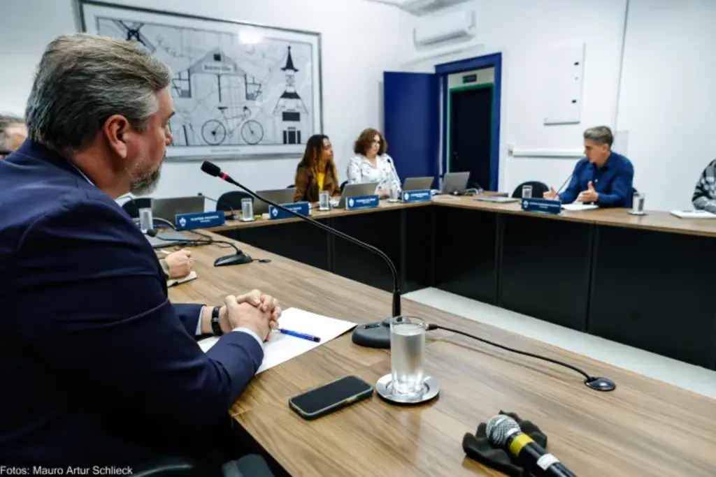 Empreiteira explica a vereadores por que metade das obras dos CEIs está atrasada