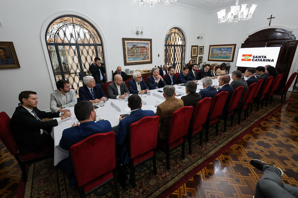 Sul do Brasil busca integração ferroviária e realidade em São Francisco do Sul, Araquari e Joinville expõem urgência: trens ainda cruzam a cidade