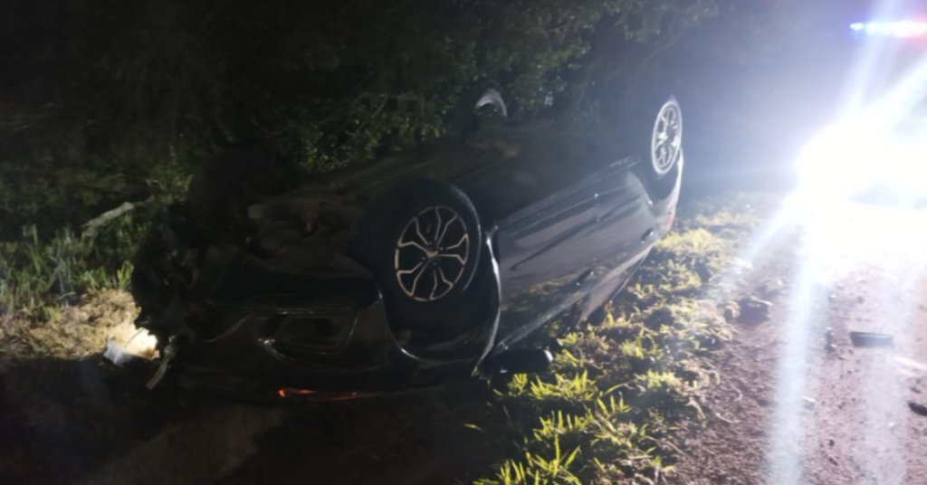 Veículo capota após sair da pista na BR-470, no Alto Vale, e motorista sofre suspeita de fratura