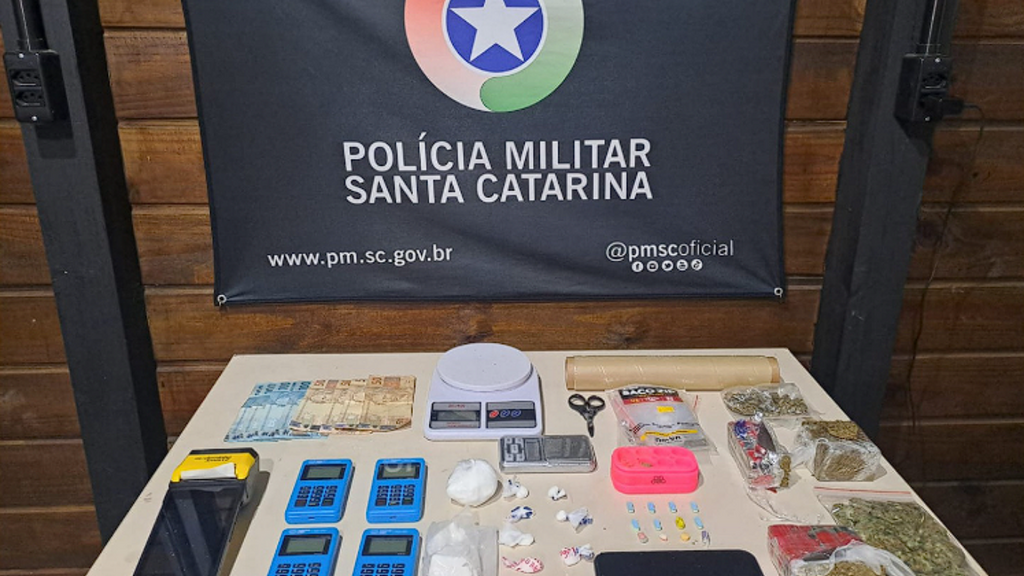 Polícia Militar apreende drogas durante abordagem e prende um homem por envolvimento com tráfico de drogas em Garopaba