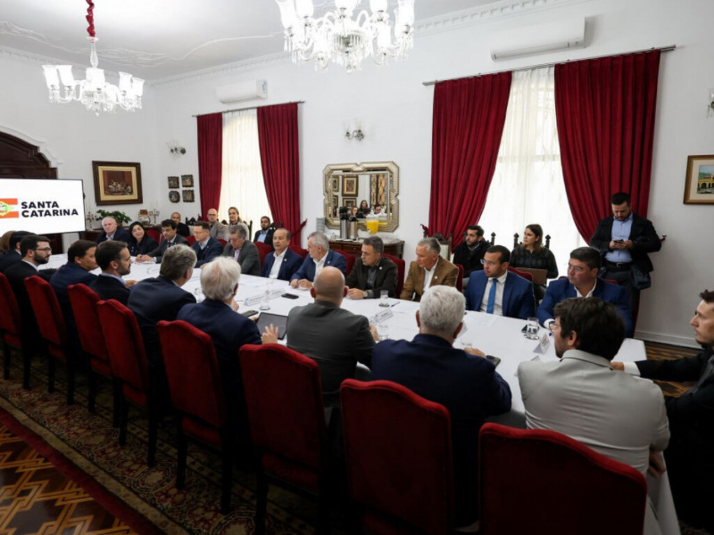 JORGINHO MELLO RECEPCIONA ENCONTRO PARA CRIAÇÃO DA FERROSUL. FERROVIA VAI LIGAR OS ESTADOS DO RIO GRANDE DO SUL, SANTA CATARINA, PARANÁ E MATO GROSSO DO SUL