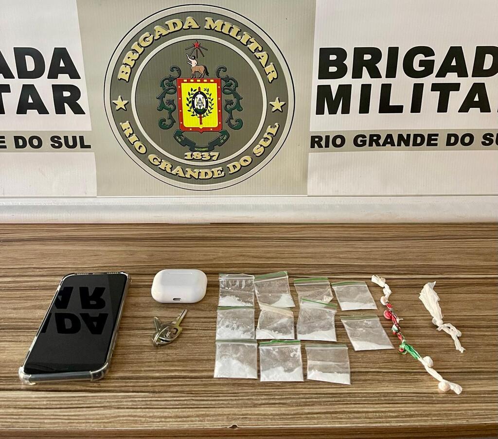 Homem foge da polícia e acaba preso por tráfico de drogas