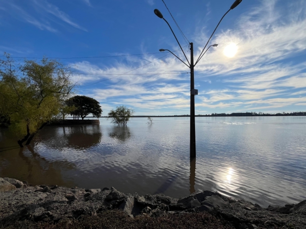 Rio Uruguai recua 66 cm e número de famílias fora de casa também cai