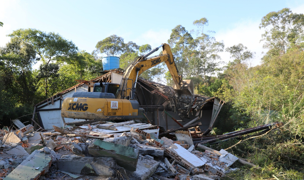 Prefeitura de Criciúma realiza demolição de imóvel da antiga Famcri para construção da nova sede da Defesa Civil