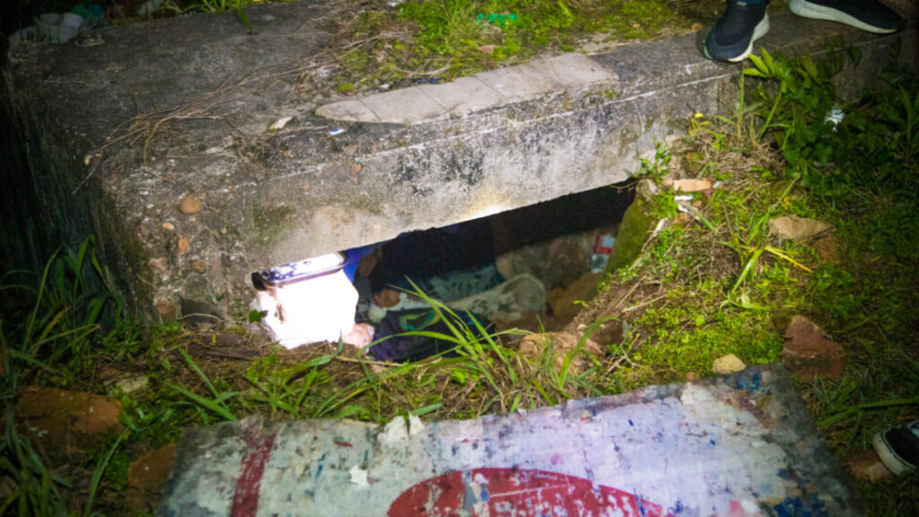 Morador de rua é flagrado vivendo em caverna improvisada em área histórica de Blumenau