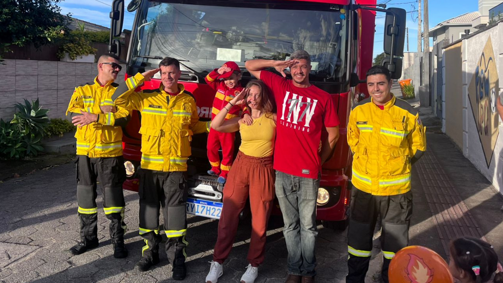 Sonho realizado: Bombeiros surpreendem menino de 5 anos em festa de aniversário
