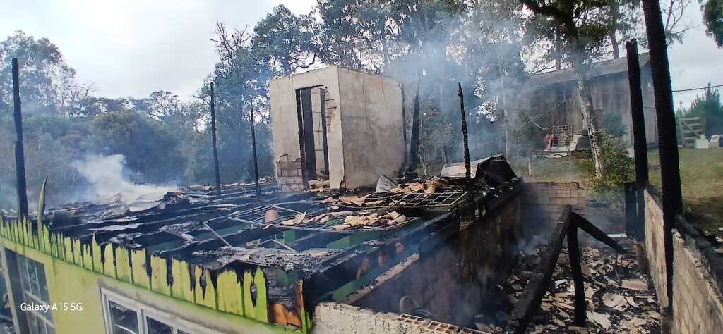 Casa é tomada por fogo e fica destruída na localidade de Casa Vermelha