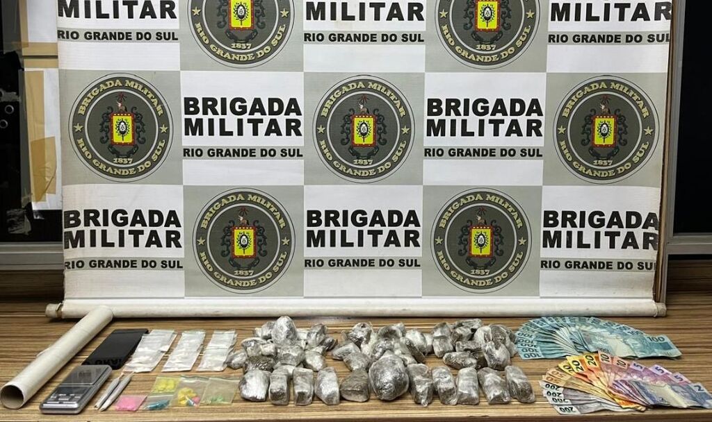 Dupla é presa com mais de 120 porções de drogas