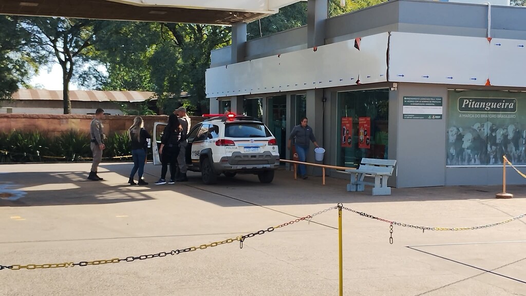 Homem é morto a tiros em posto de gasolina