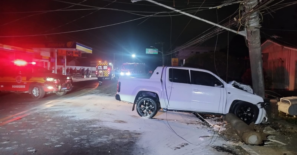 Acidente em Rio do Sul deixa motorista ferida e provoca vazamento de óleo após colisão com poste