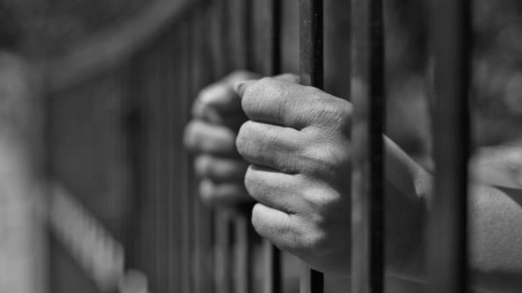 Homem é preso em SC após ameaçar familiares com machado e descumprir medida protetiva