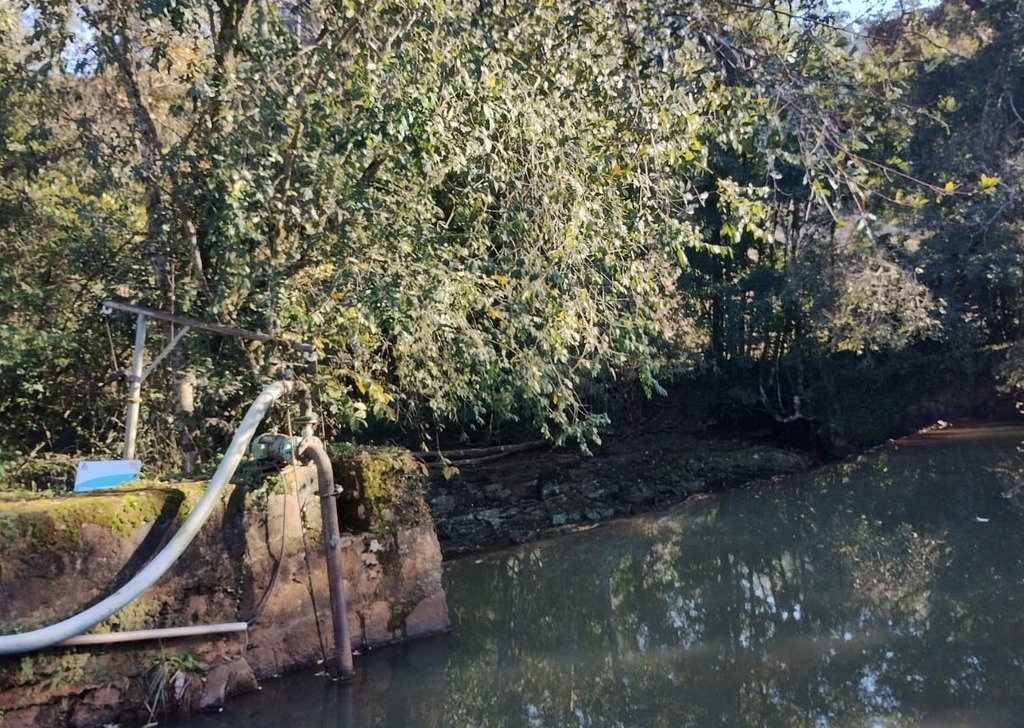Casan executa limpeza de barragem de captação de água em Descanso