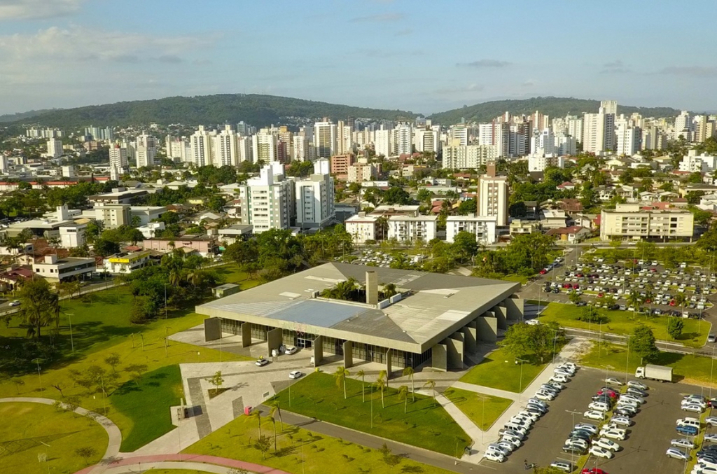 Prefeitura de Criciúma antecipa pagamento de 50% do 13º salário aos servidores municipais
