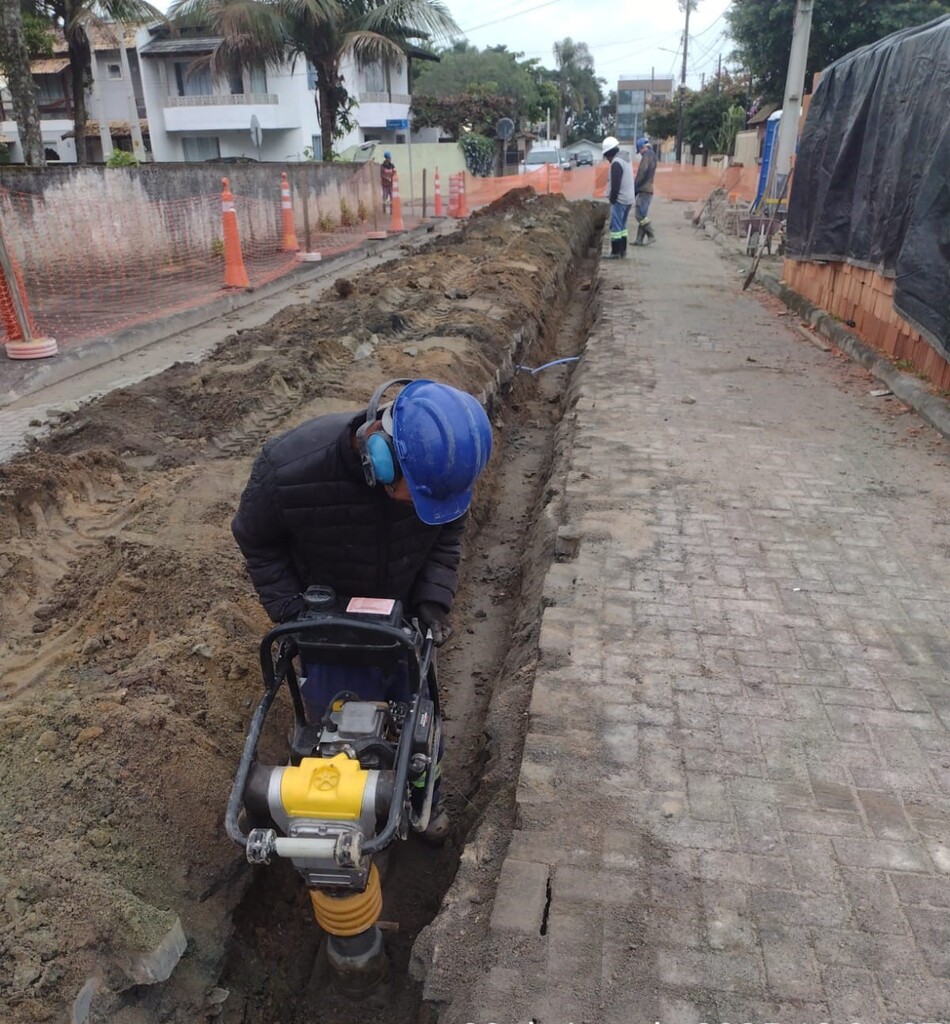 Cronograma da semana de 14 a 19 de julho das obras de esgoto inclui implantação de rede, repavimentação e manutenção em vias estratégicas no bairro Ubatuba, em São Francisco do Sul