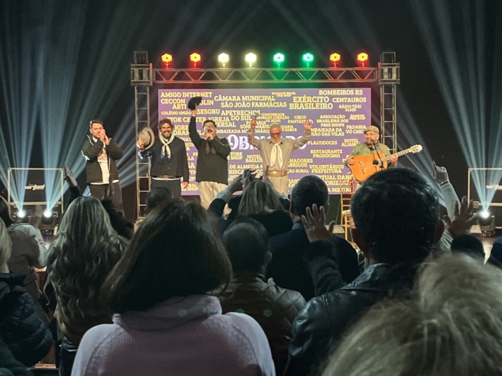 Noite de música e solidariedade reúne mais de mil pessoas no Teatro