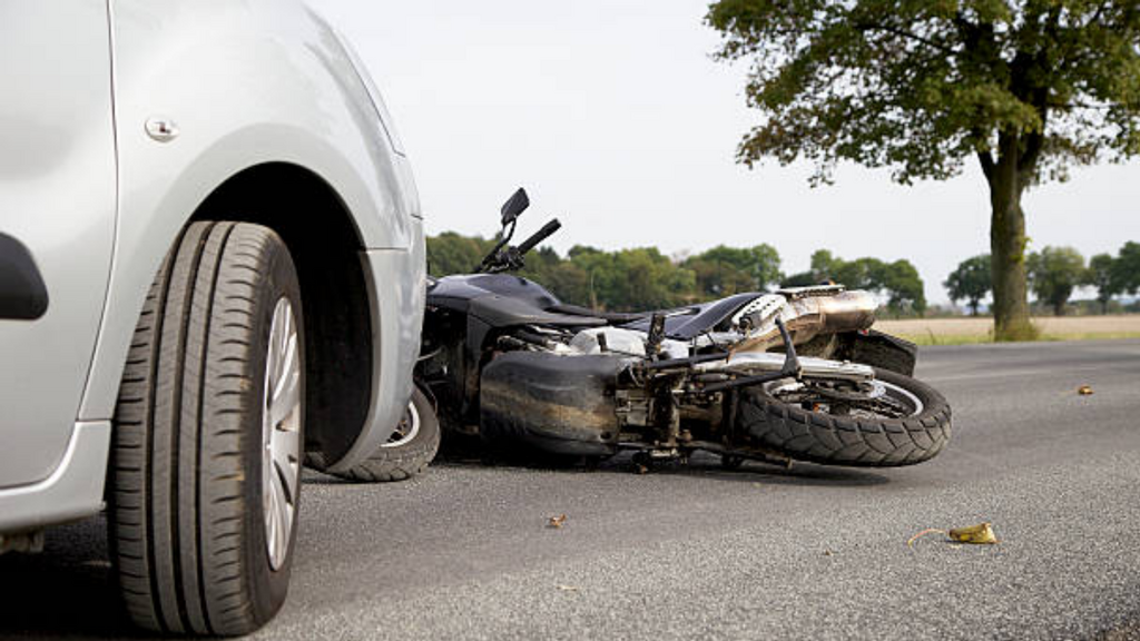 Motociclista fica ferido após colisão com carro em Imbituba