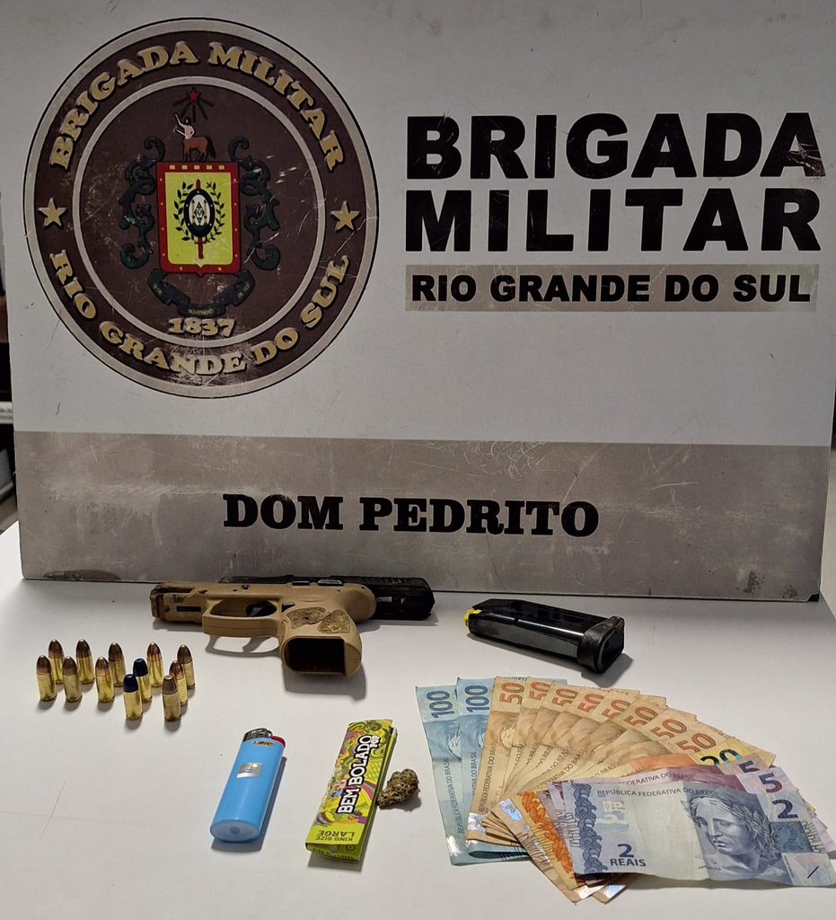 Homem é preso com arma, droga e dinheiro após tentar fugir