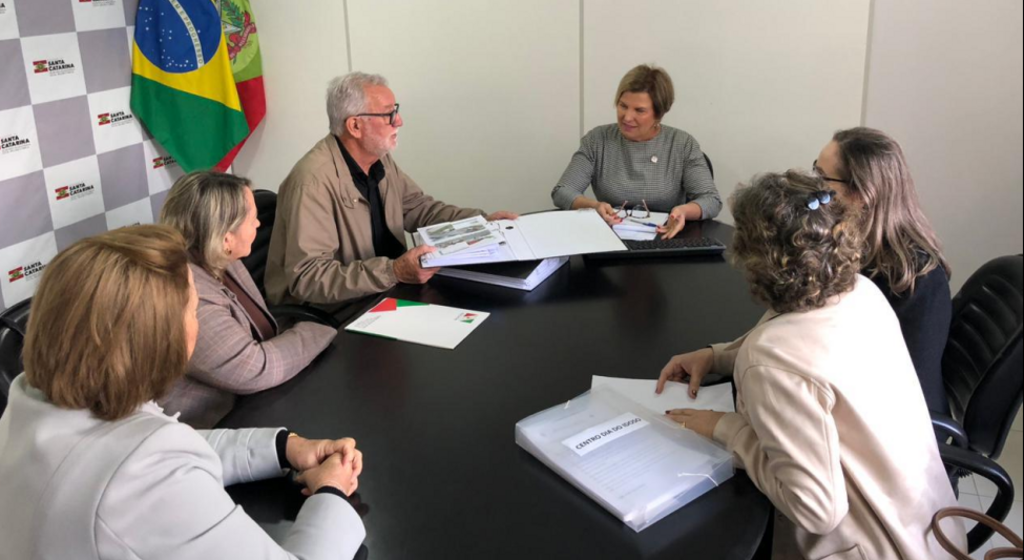 Estado valida cronograma de casas populares e estuda replicar projeto de idosos desenvolvido em Cocal do Sul