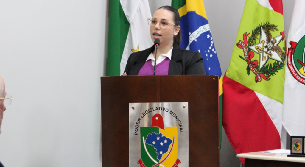 Vereadora propõe capacitação para produtores rurais sobre transporte de máquinas agrícolas