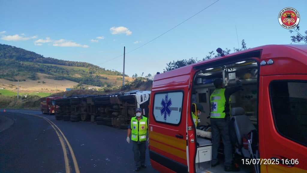 Motorista fica ferido após caminhão tombar na SC-453 em Tangará