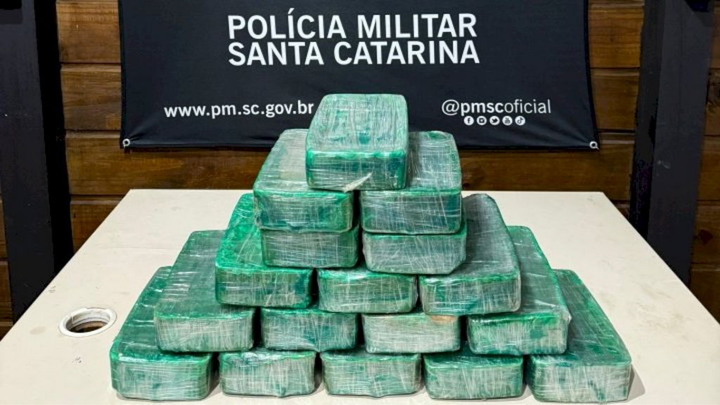 Imagem divulgação PMSC - Mulher é presa com mais de 17 quilos de crack no centro de Imbituba