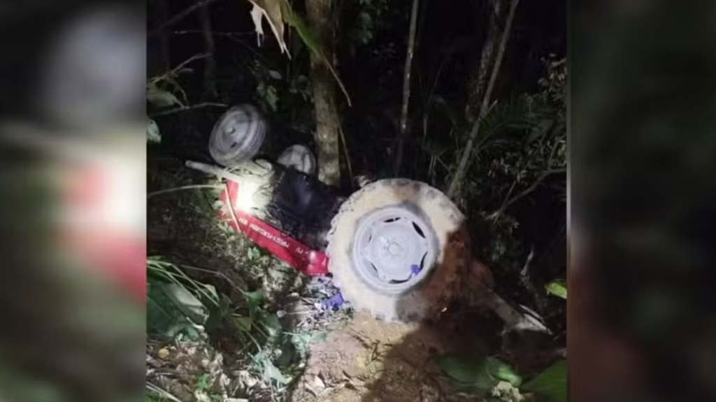 Bombeiros de Pomerode/Divulgação - Idoso sobrevive após ficar preso por quatro horas preso embaixo de um trator capotado