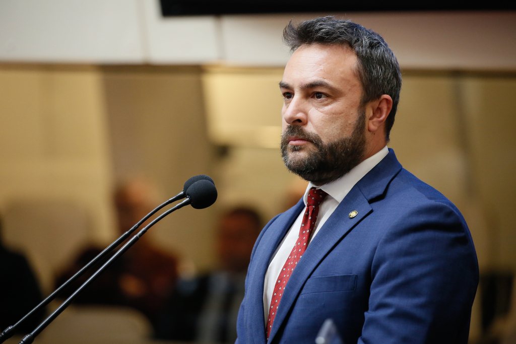 Deputados criticam falta de ação do Ibama em caso de baleia presa em rede