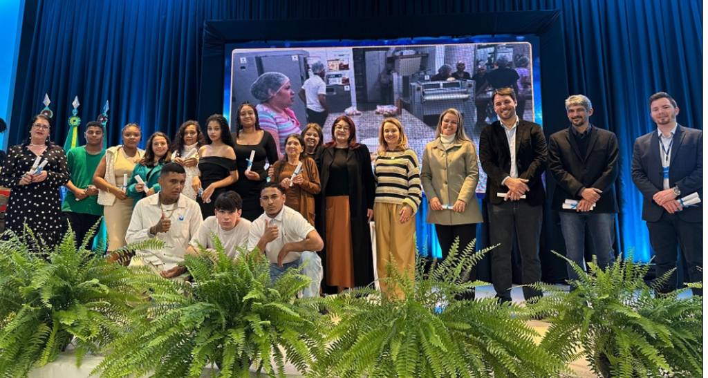Formatura da Educação de Jovens e Adultos de Criciúma celebra conquista de quase 250 estudantes