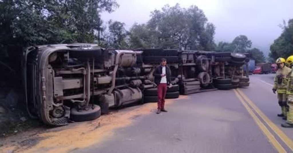 Carreta tomba e interdita a BR-470 em Ibirama