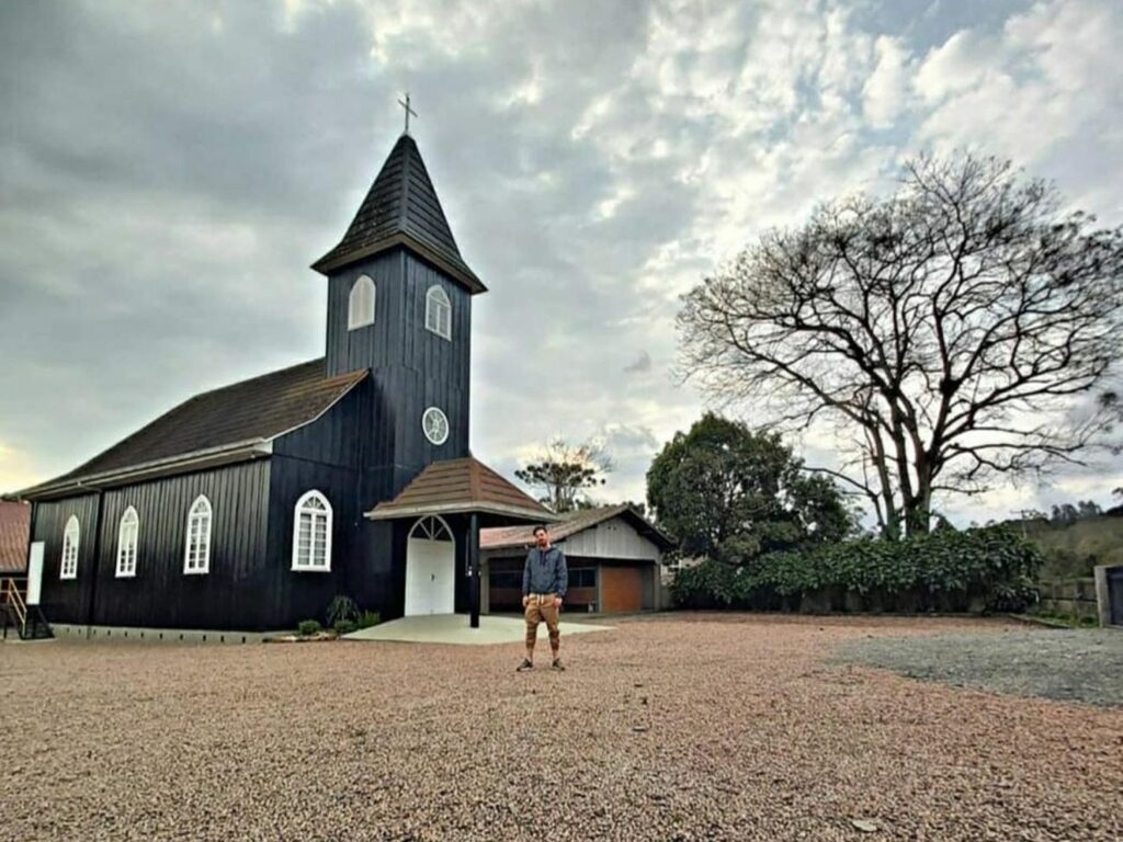 Primeira igreja “emo” do Brasil fica em Santa Catarina e atrai curiosos pelo visual gótico