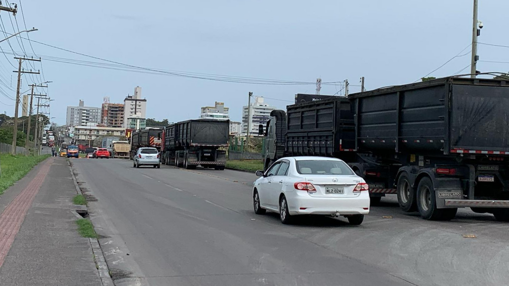 Moradores denunciam pista escorregadia entre o Porto e a Votorantim, em Imbituba