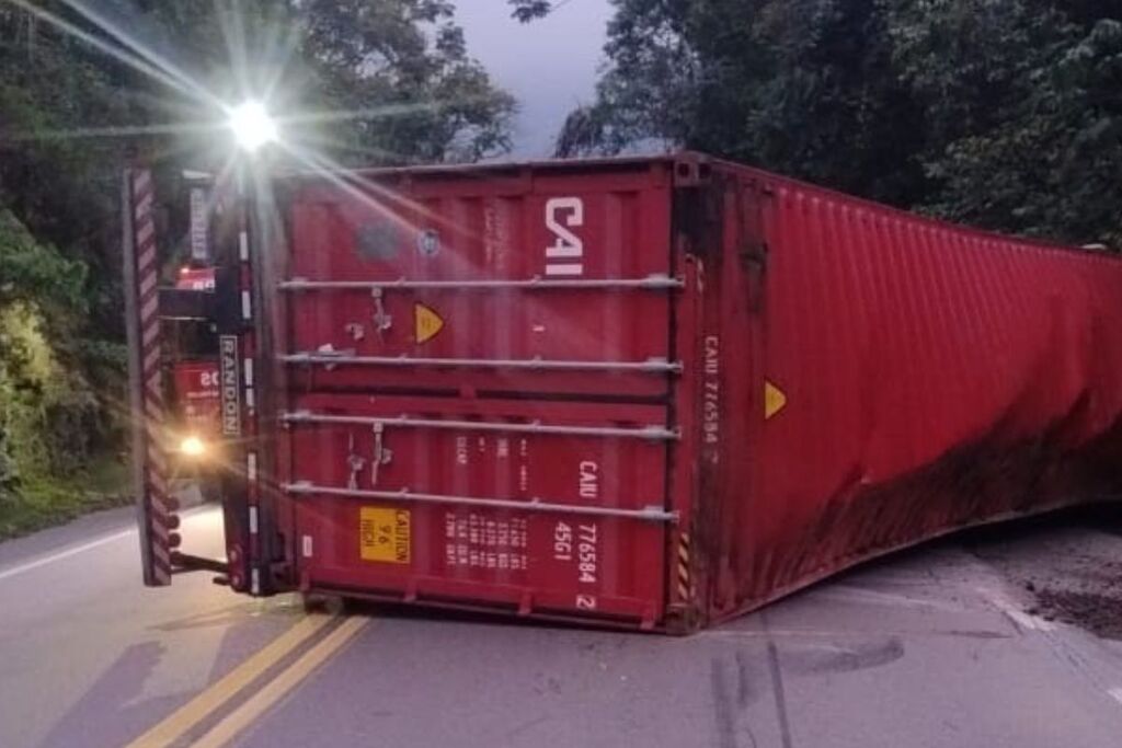 Tombamento de carreta interdita totalmente a BR-470 em Ibirama nesta quinta (17)