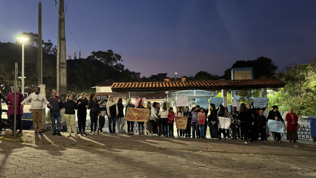 Comunidade protesta contra exoneração de diretora e professora em Garopaba