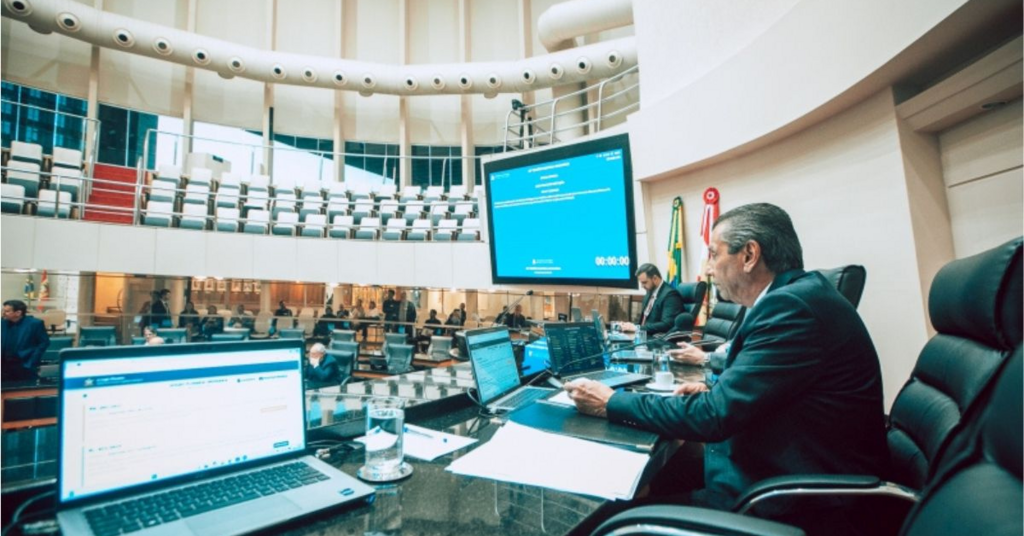 Professores da rede estadual de SC terão reajuste de até 17,5% e incentivo anual de R$ 3 mil