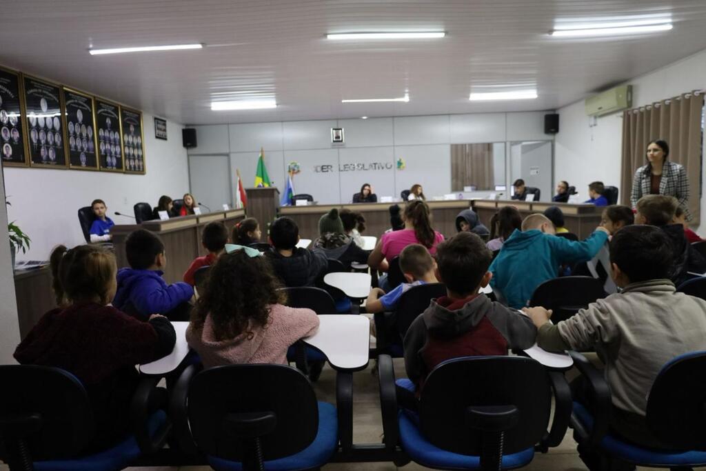 Câmara Mirim discute educação e infraestrutura na sessão ordinária