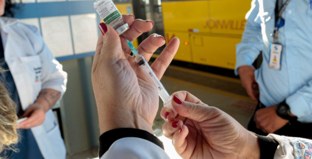 Vacinação contra a gripe segue nos terminais de ônibus de Joinville