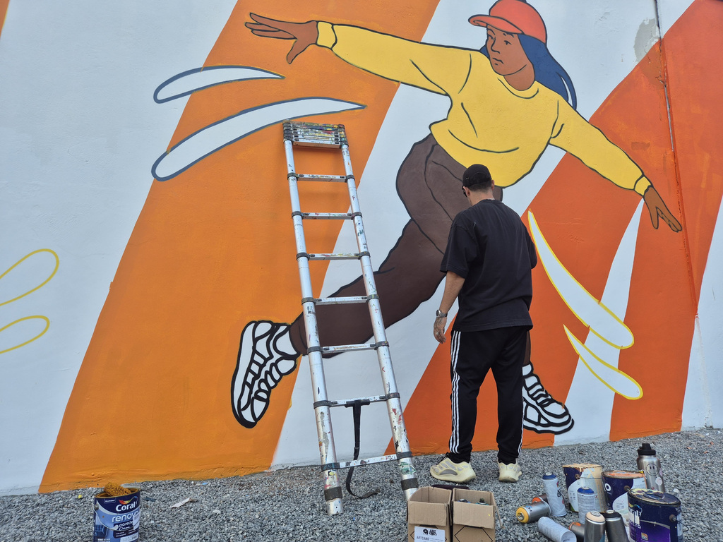Mural gigante celebra a dança e colore os muros do Saltare em Joinville