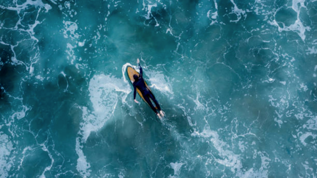 Imagem reprodução iStock - Wirestock - Surfista fica ilhado na Praia da Ribanceira e mobiliza resgate dos bombeiros em Imbituba