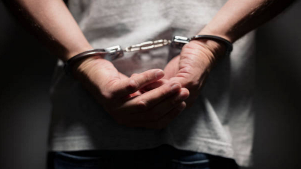 Imagem iStock - Dois homens com mandados de prisão são detidos pela PM em Imbituba