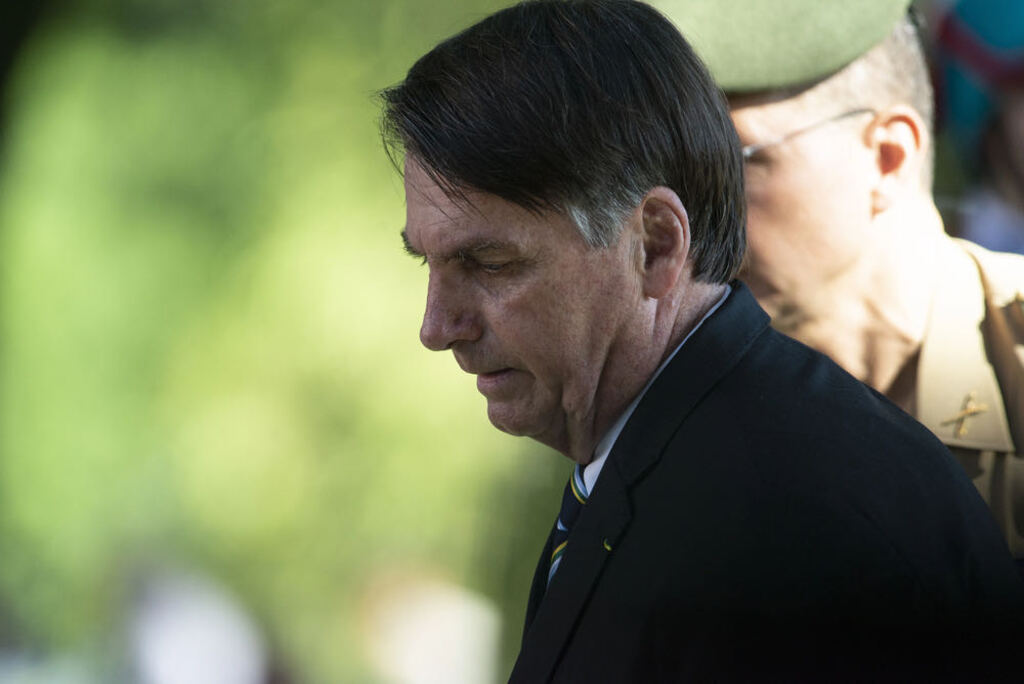 PF acha na casa de Bolsonaro pen drive em banheiro, dólares e cópia de ação contra Moraes nos EUA