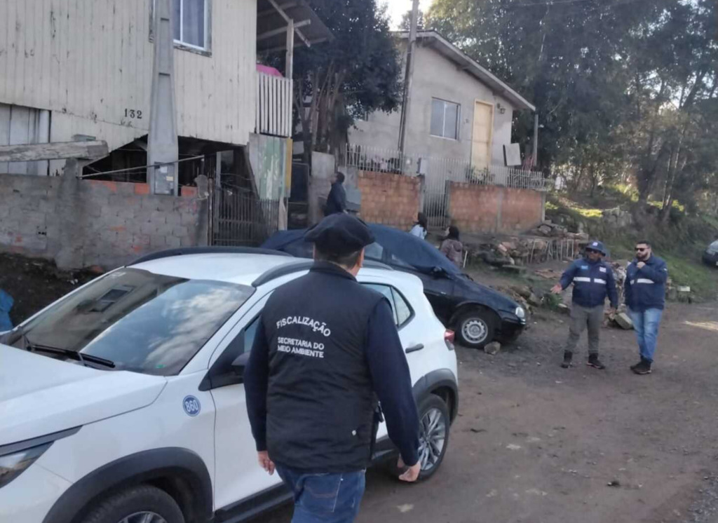 Ação conjunta apura ocupação irregular em área de risco no Morro do Posto