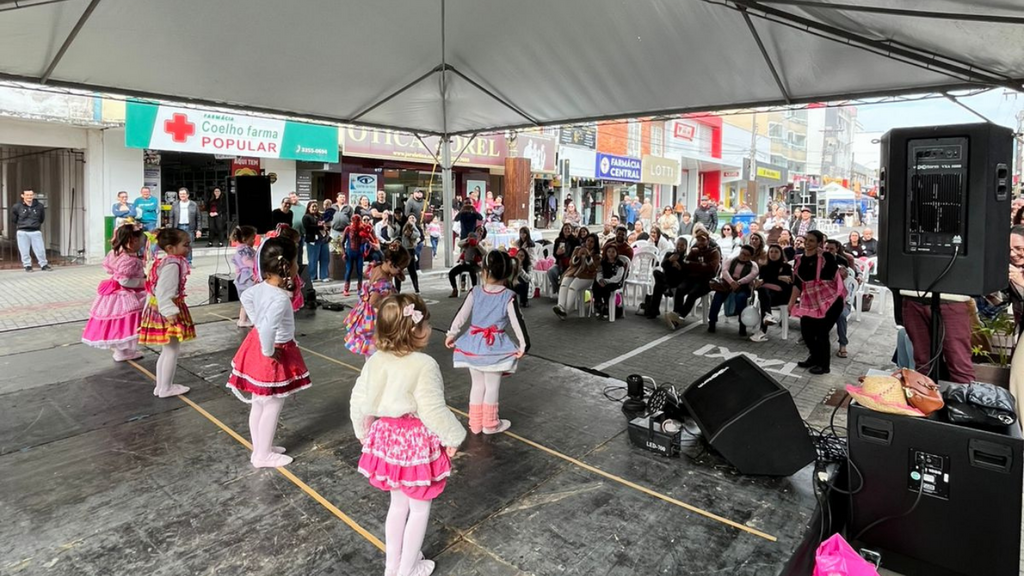 Arraial da CDL no Calçadão da Nereu Ramos atrai bom público no Sábado Mais da CDL Imbituba