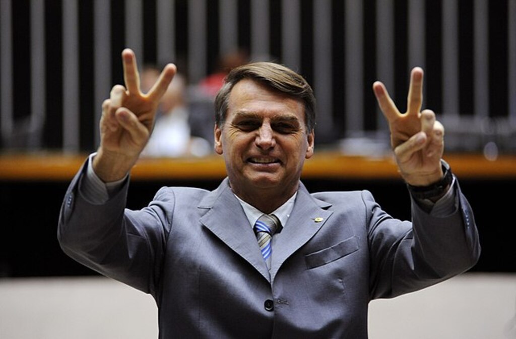 Bolsonaro é levado pela Polícia Federal para colocar tornozeleira eletrônica após ordem de Moraes