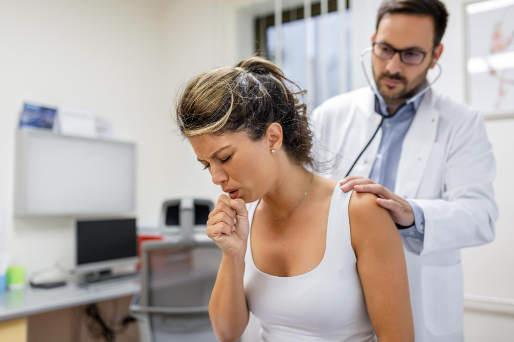 Sintomas de pneumonia: saiba quando a tosse e a febre exigem atenção médica