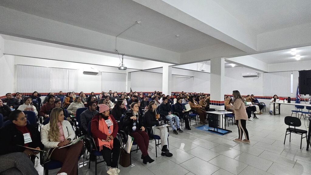 Capacitação sobre atendimento a autistas reúne 100 profissionais