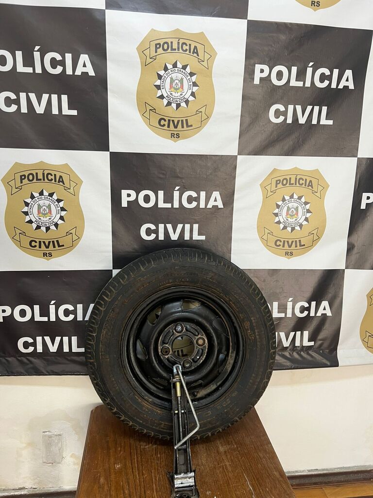 Polícia recupera estepe e macaco furtados em supermercado