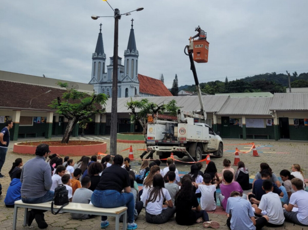 Celesc nas Escolas leva educação sobre energia a mais de 5,5 mil crianças no primeiro semestre de 2025